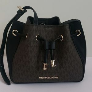 NWT! Michael Kors Phoebe Small Bucket Bag